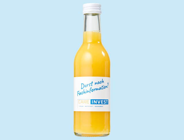 Flasche Orangensaft mit Logo